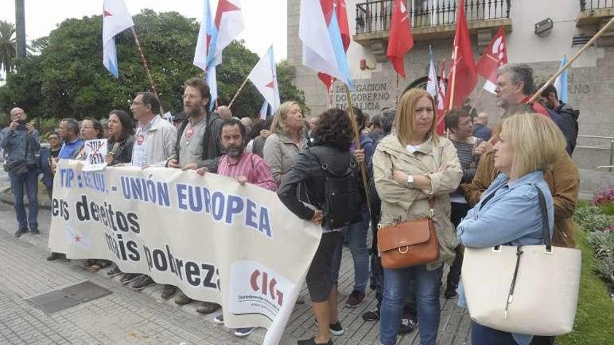 Los delegados de la CIG, ayer ante la Delegación del Gobierno.