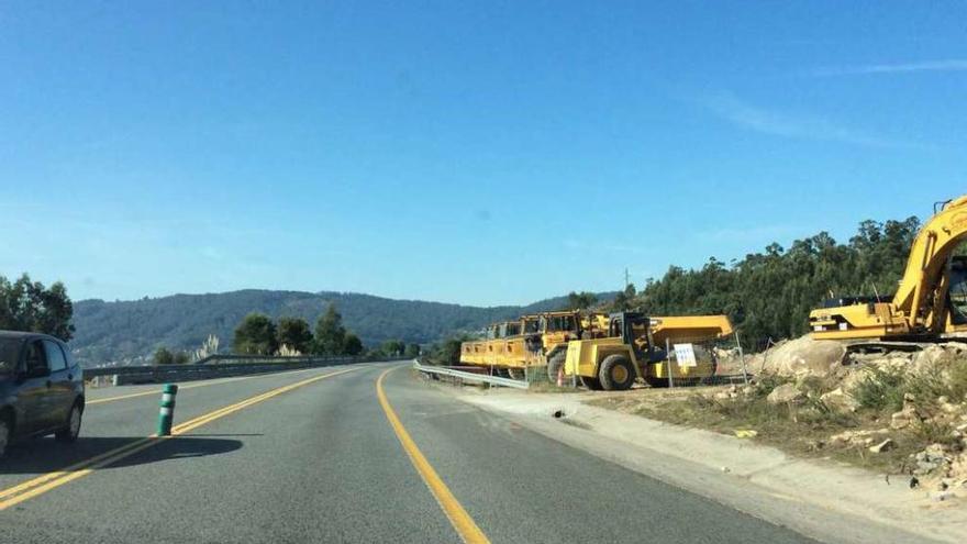 Las máquinas de las obras de ampliación del corredor estuvieron paradas ayer. // Santos Álvarez