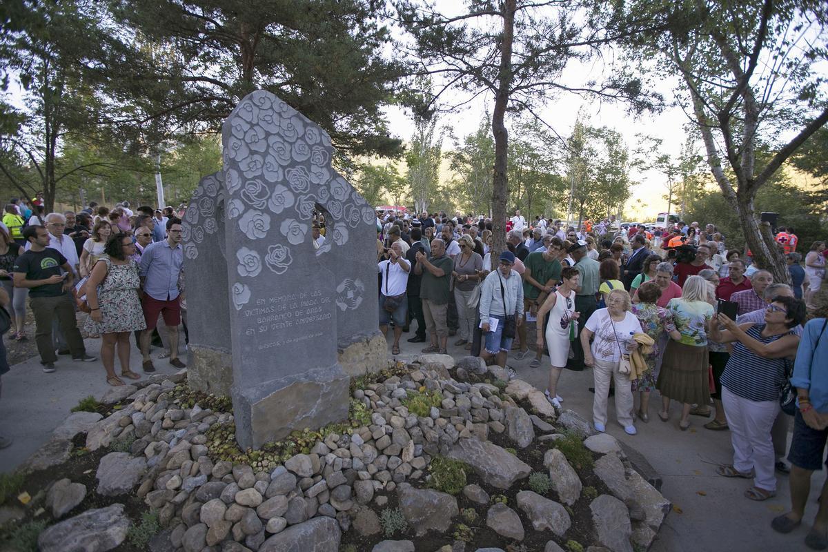 El monolito de homenaje a las víctimas se inauguró hace siete años.