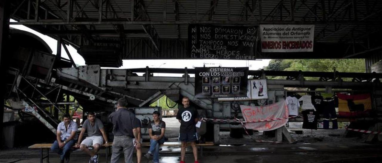 Mineros en el pozo Santa Cruz de León, hoy ya cerrado, en una protesta en 2012.