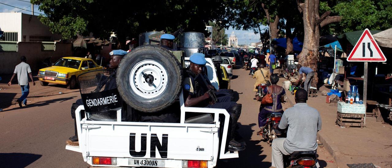 Soldados de la ONU patrullan las calles de Bamako.