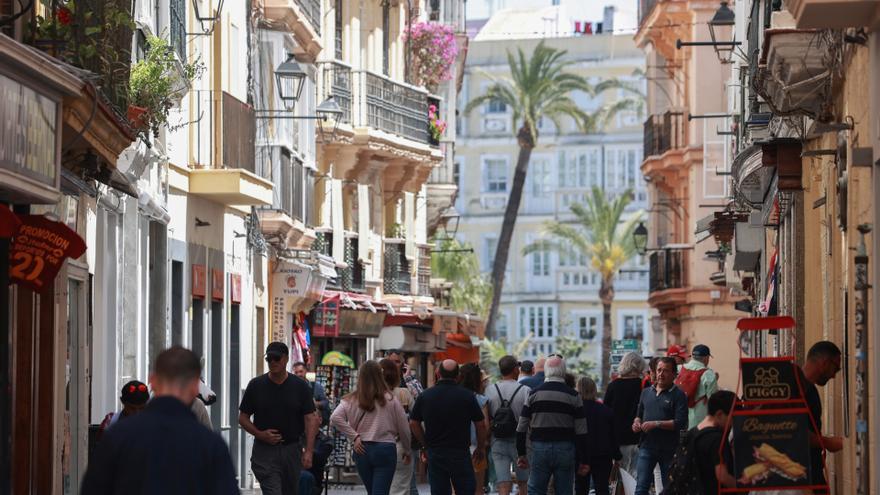 Archivo - Gente andando por una de las calles del centro histórico de Cádiz. (Imagen de archivo).