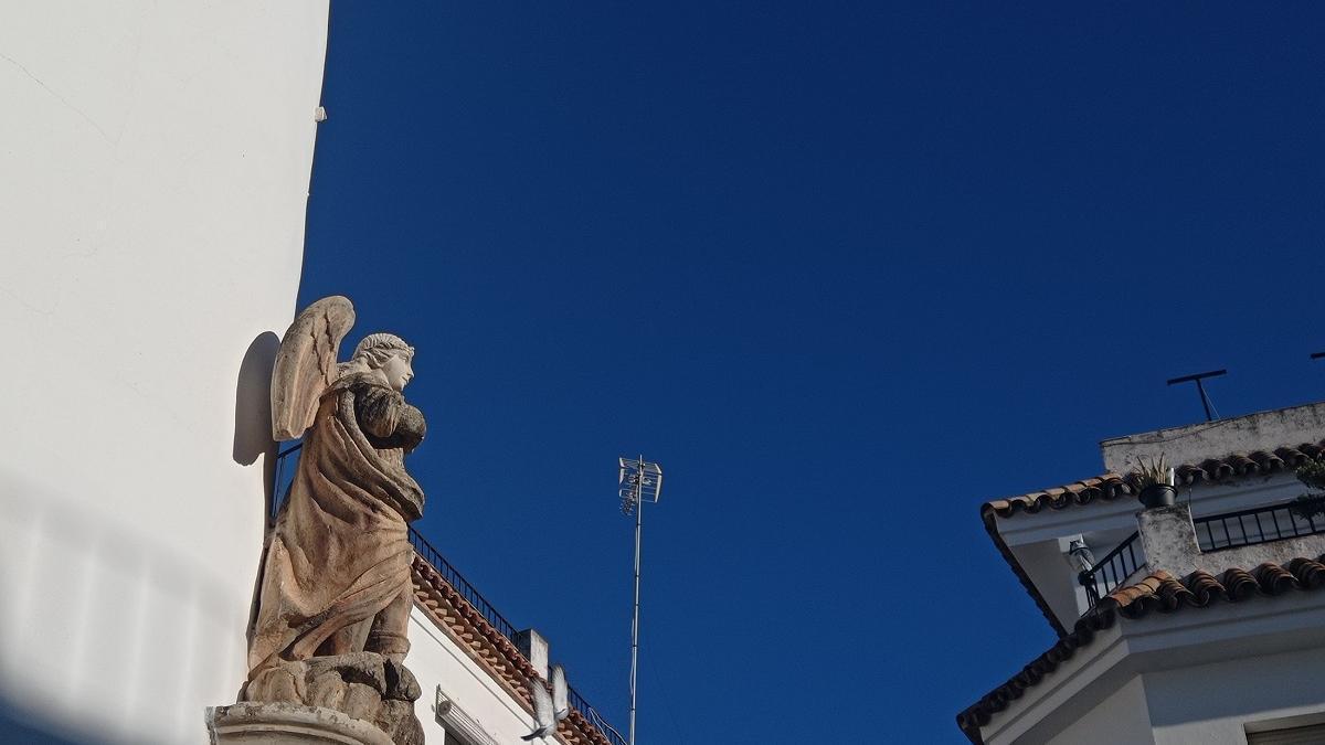 Cielo despejado sobre el barrio de San Basilio en Córdoba.