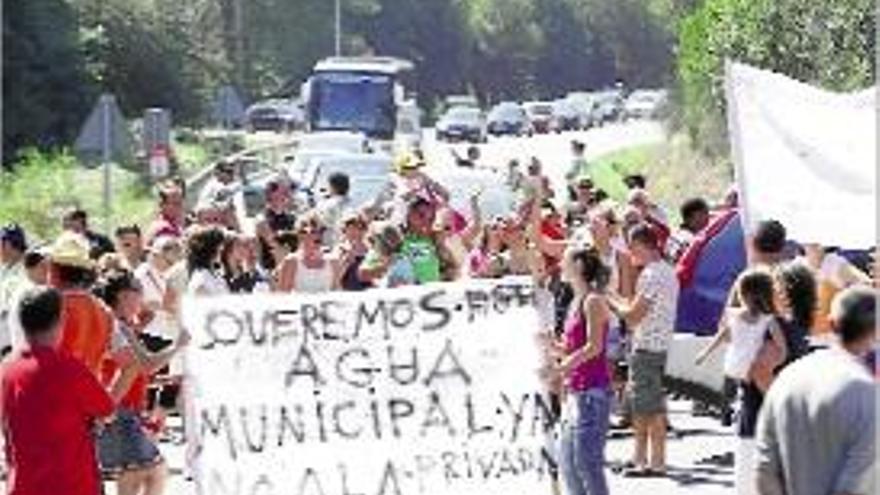 Veïns de Lloret Residencial manifestant-se a la C-35 per falta d&#039;aigua.