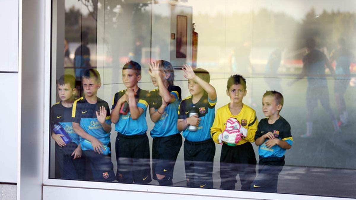 Jugadores del fútbol base de La Masia en la ciudad deportiva.