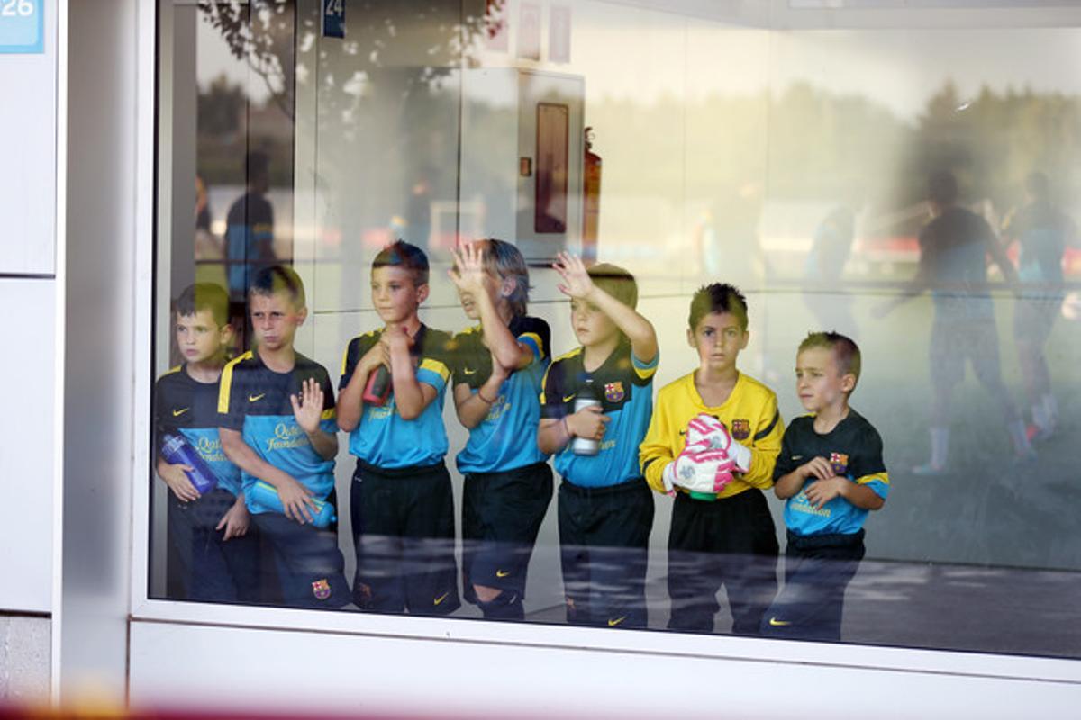 Jugadors del futbol base de La Masia q la ciutat esportiva. Jugadors del futbol base de La Masia q la ciutat esportiva.