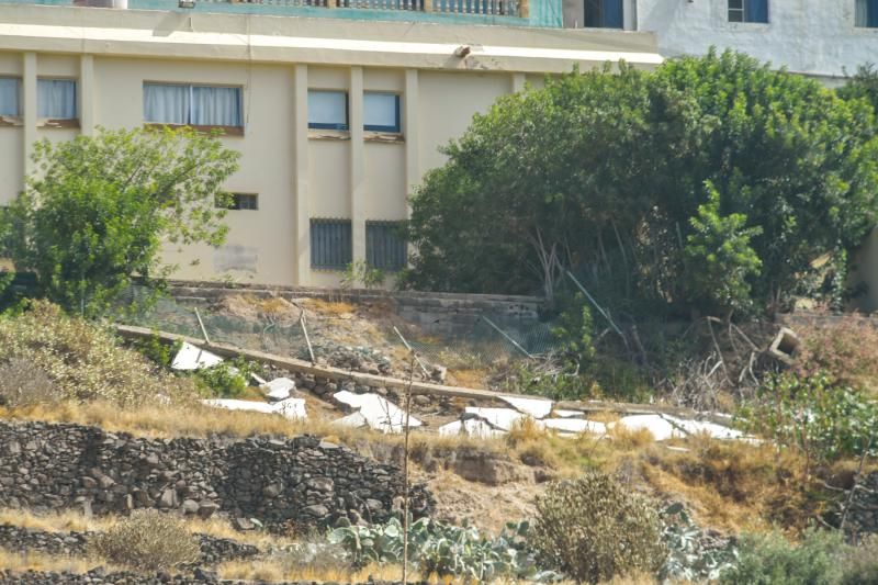 Muro caído del Colegio Publico del barrio teldense de La Higuera Canaria