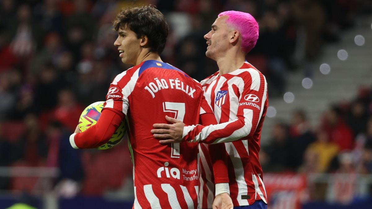 Los delanteros del Atlético de Madrid, Antoine Griezmann y Joao Félix, durante el Atlético de Madrid - Elche CF