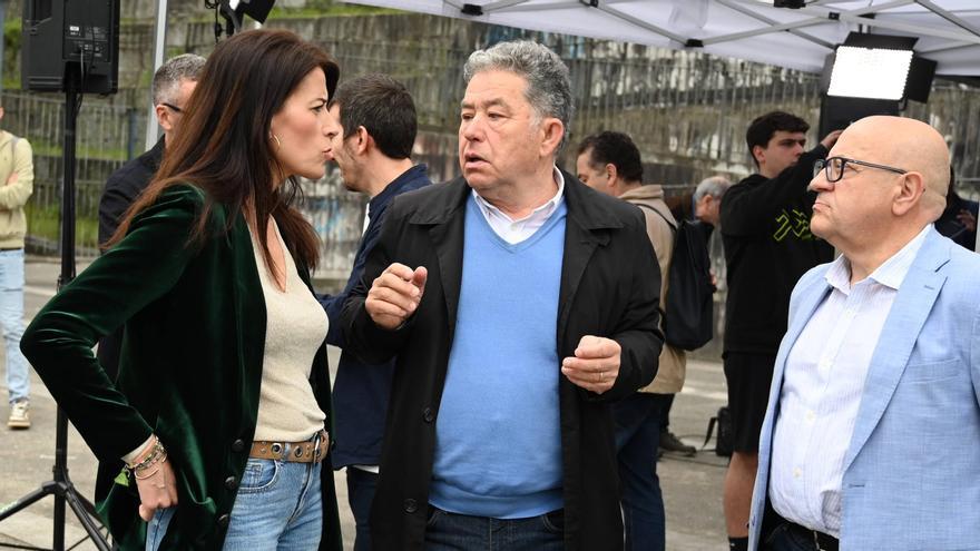 La Conselleira de Infraestructuras, María Martínez Allegue, y el alcalde, Miguel Anxo Fernández Lores, hablando sobre los proyectos de vivienda de la Xunta.