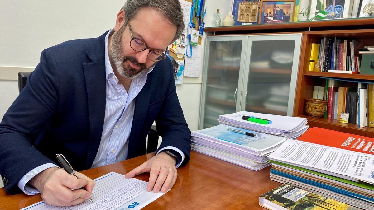 Adolfo Molina firma su aval para Núñez Feijóo.