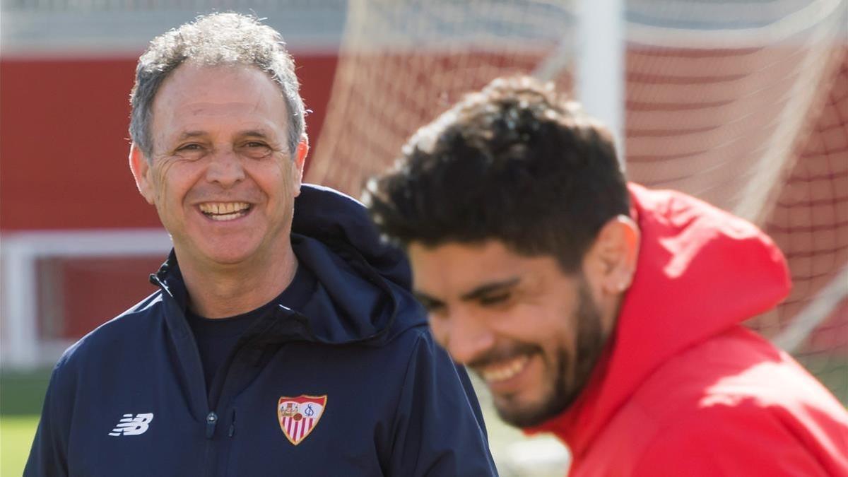 Joaquín Caparrós, con Banega en un entrenamiento del Sevilla.