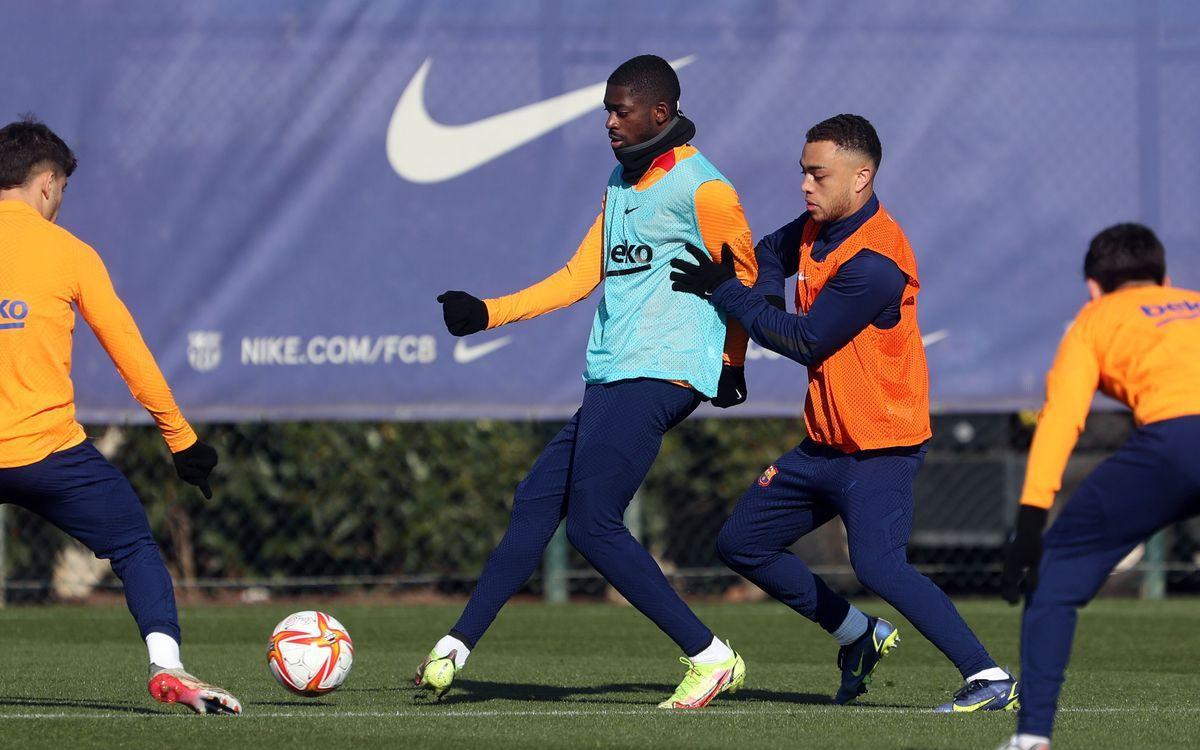 Dembélé, en un entrenamiento del Barça junto a Dest en la ciudad deportiva del Barça.