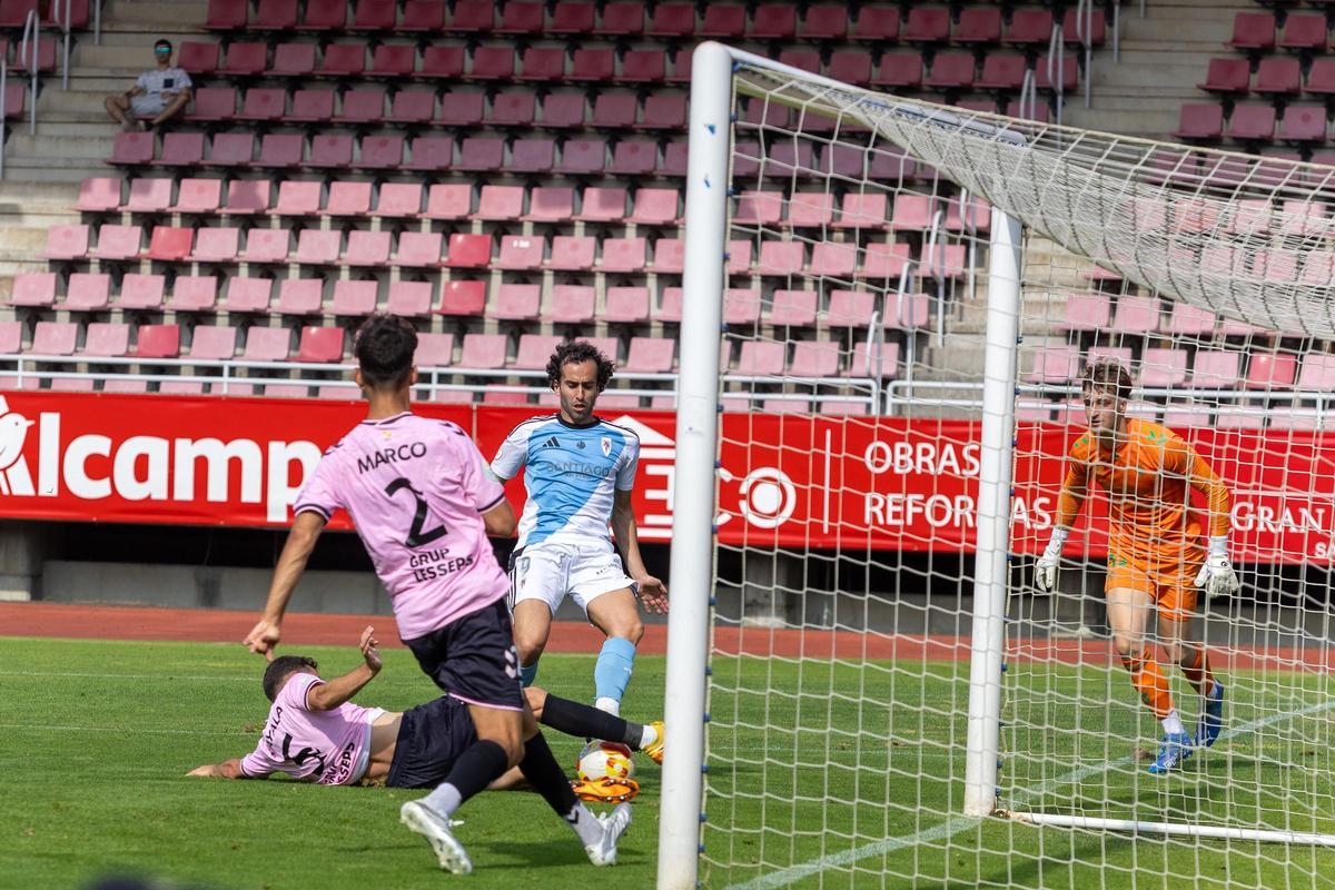 El Compos pone pie y medio en Segunda RFEF al batir por 3-0 al Badalona