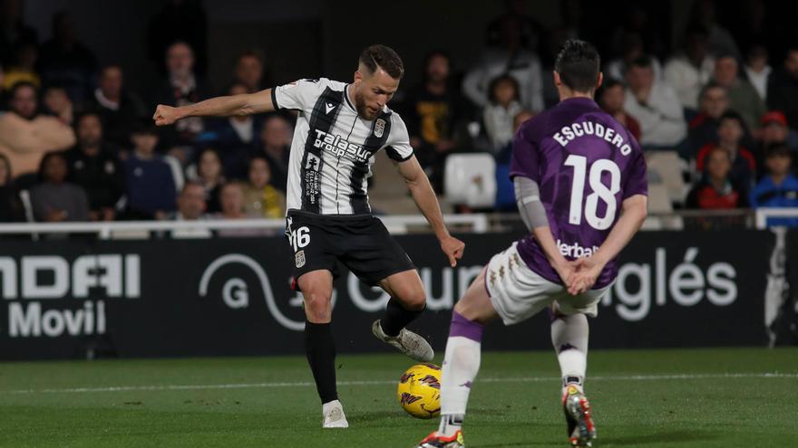 Los errores condenan al FC Cartagena contra el Real Valladolid (0-2)