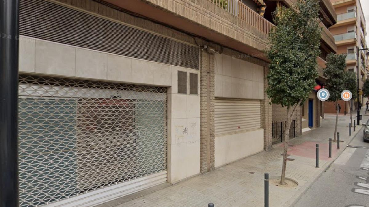 Locales comerciales en el bajo del número 13 de la Plaça de la Concepció de Ontinyent.