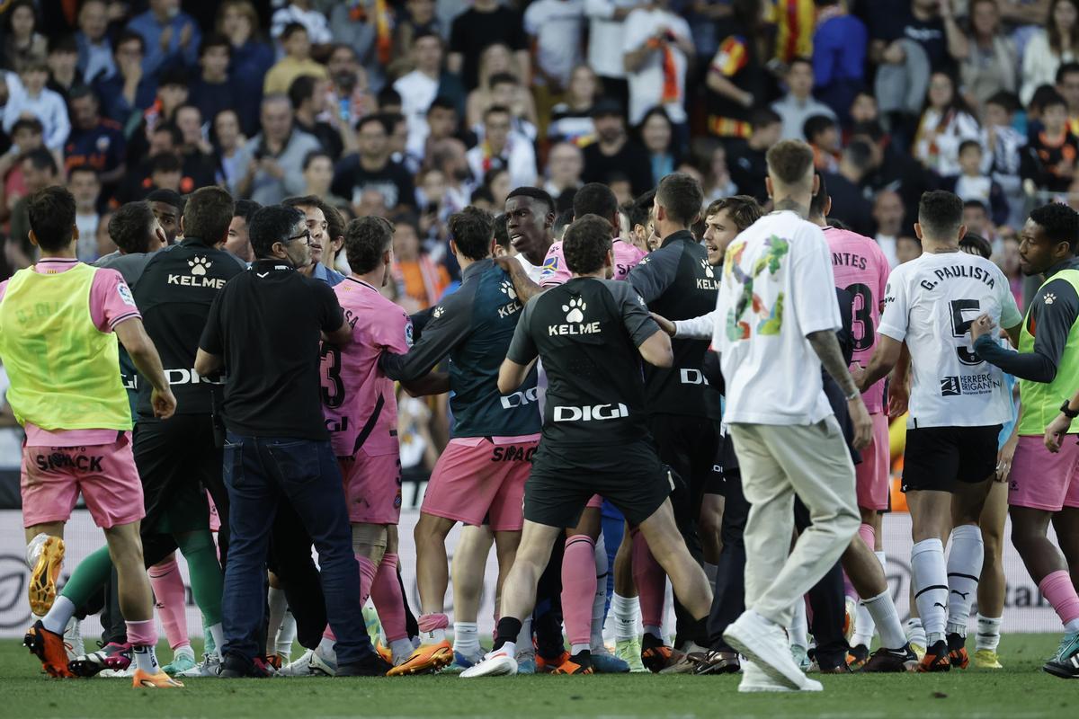 VALENCIA, 28/05/2023.- Jugadores del Espanyol y del Valencia a la finalización del encuentro correspondiente a la jornada 37 de Primera División disputado hoy domingo en el estadio de Mestalla. EFE / Biel Aliño.