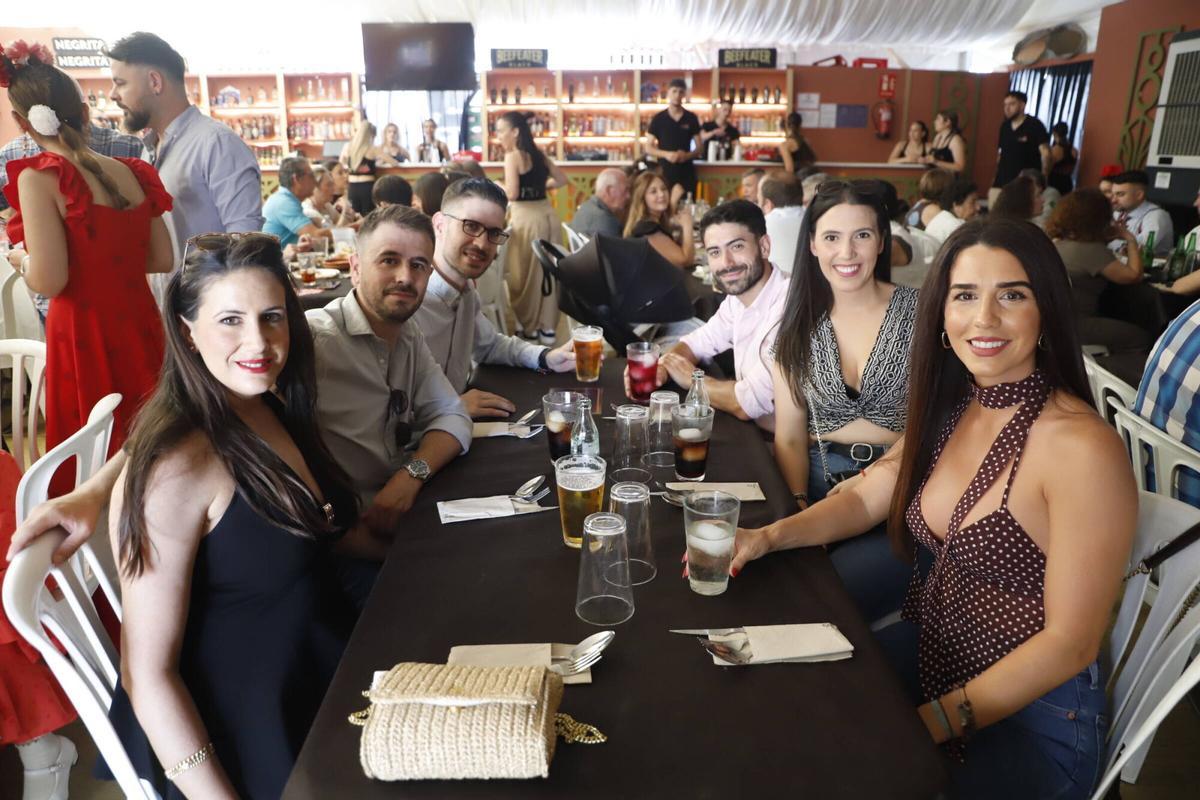 Grupos de amigos, pero sobre todo de familiares, se reúnen en las casetas