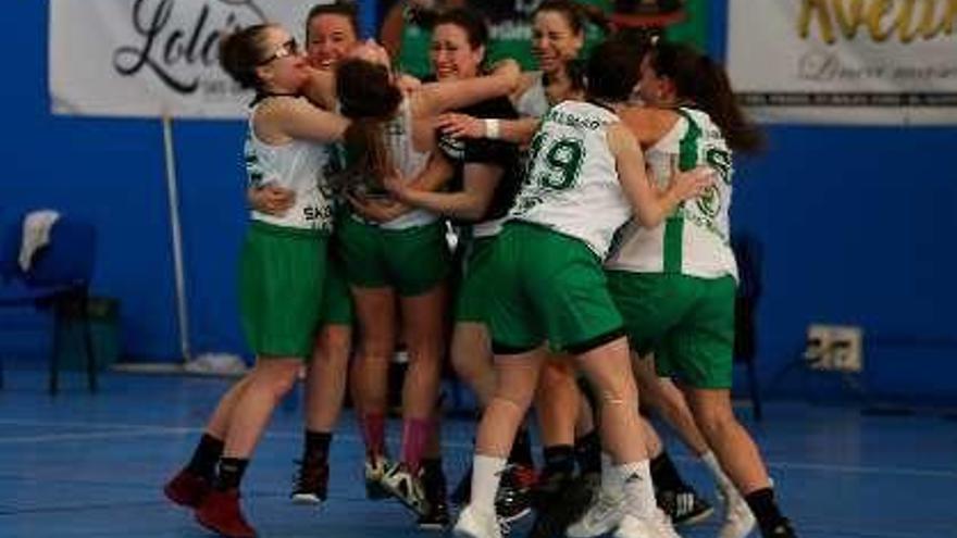 Las jugadoras del Avilés Basket celebran la clasificación para la segunda fase de la pasada temporada.