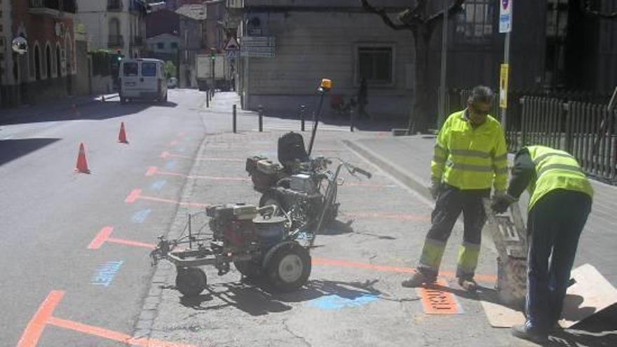 Operaris treballant en el canvi de la zona d&#039;aparcament controlat de Ripoll.