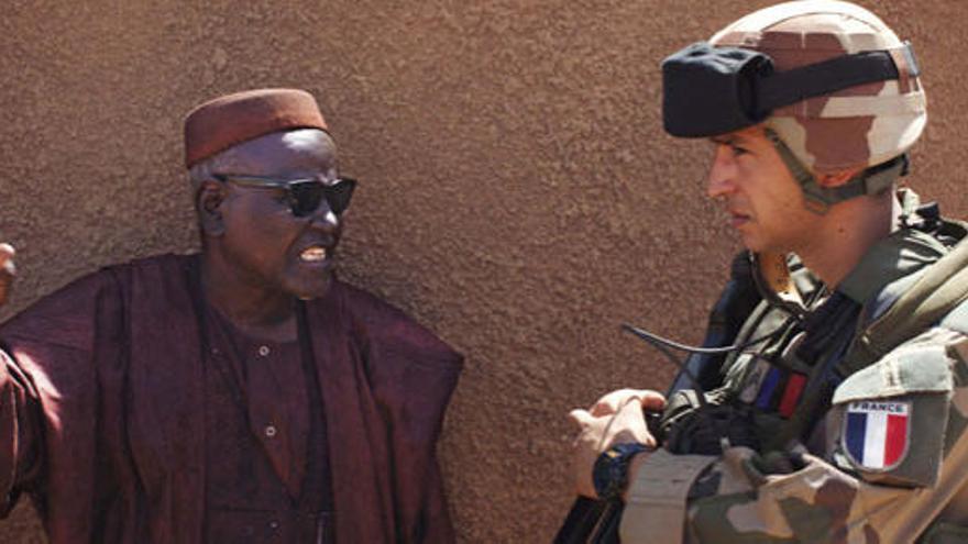 Un soldado francés conversa con un maliense.