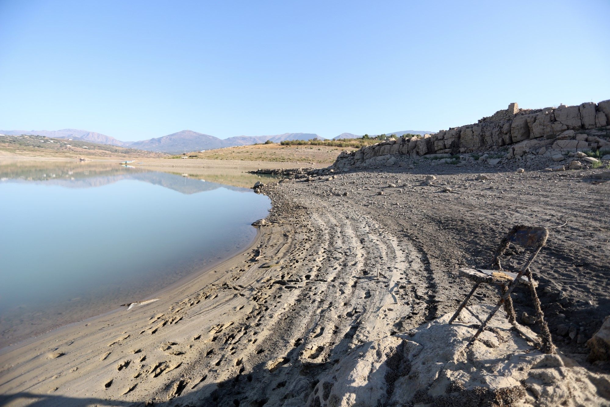 La crítica situación del embalse de la Viñuela, en imágenes