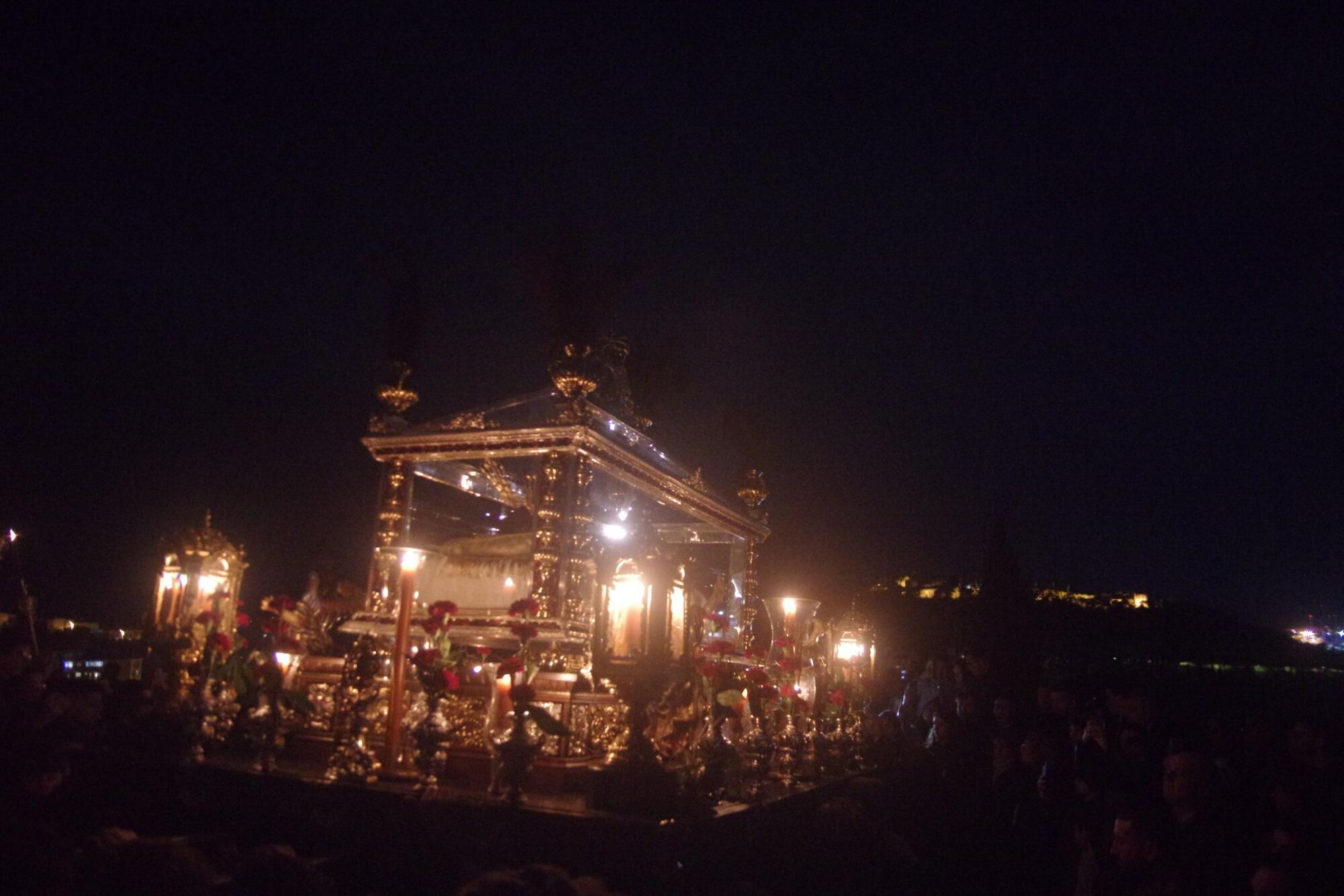 Vía Crucis con antorchas de la cofradía del Monte Calvario, la noche del sábado en Málaga