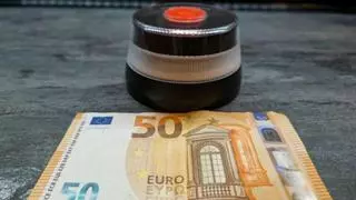 Multado con 200 euros por señalizar una avería sin tener la ITV en regla pese a usar la baliza V-16