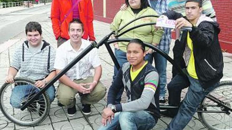 Alumnos del IES Jerónimo González con la bici «Chopper».