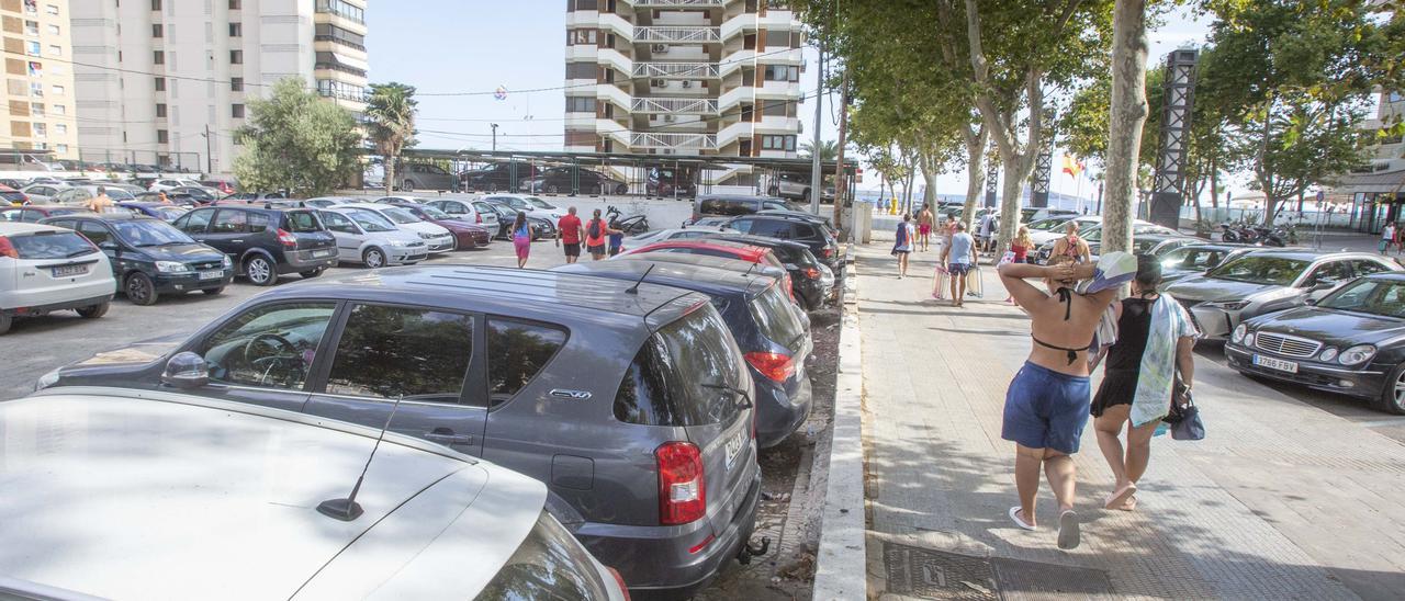 Uno de los aparcamientos cerca de la playa de Levante lleno de coches.