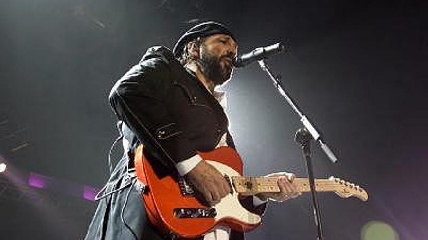 El cantautor dominicano Juan Luis Guerra, en el Madison Square Garden de Nueva York (EE.UU.), en un concierto en el que celebró los 24 años de su carrera. Guerra, que inició su gira &quot;La Travesía&quot; el pasado 12 de julio en Miami, continuará por diversas ciudades de Estados Unidos finalizando con 6 conciertos en España y otros países europeos.