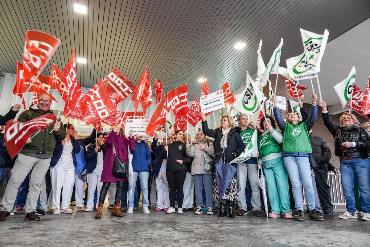 Concentración del personal de limpieza en el Hospital Universitario de Badajoz el pasado martes