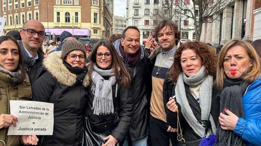 Letrados de la Administración de Justicia en Galicia durante la manifestación de ayer en Madrid.   | // L. O.