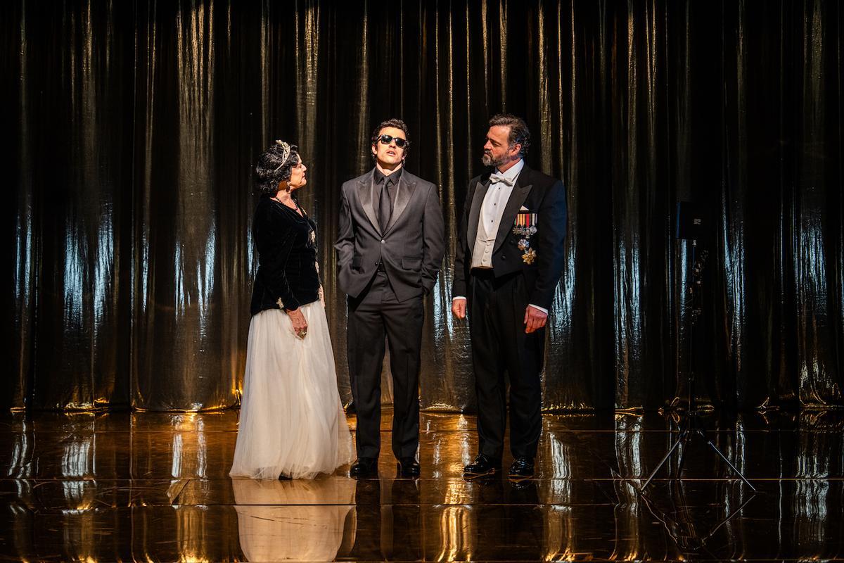 Jato, no centro, nunha das escenas de "Hamlet", do Centro Dramático Galego.