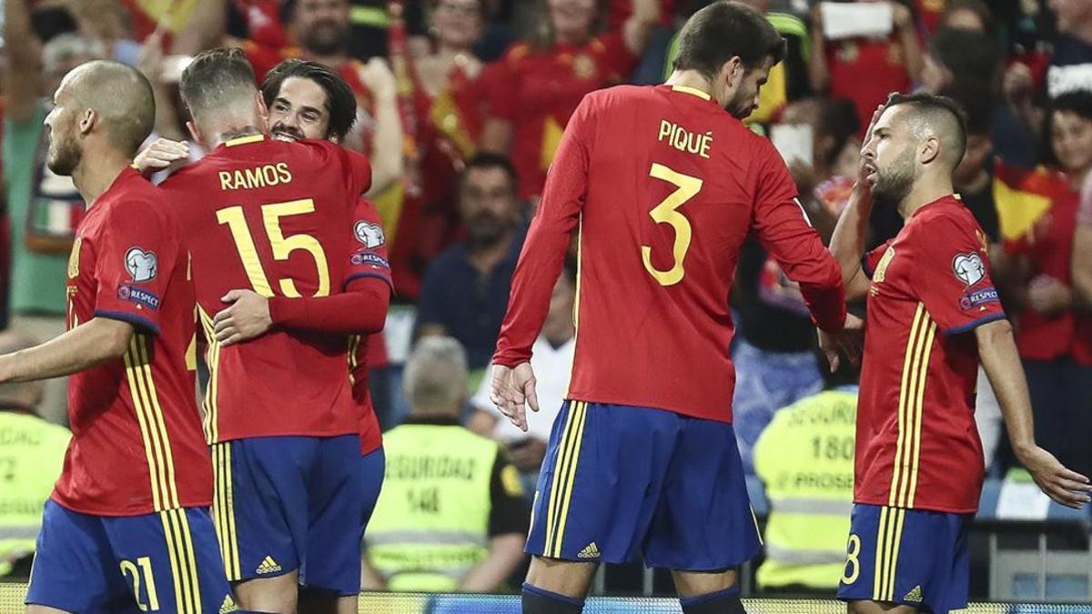 Piqué y Alba hablan durante la celebración de un gol de Isco ante Italia