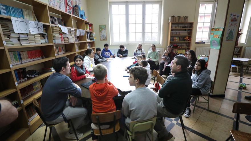 Asamblea de alumnos, profesores y familias en el colegio Cantín y Gamboa de La Caridad.