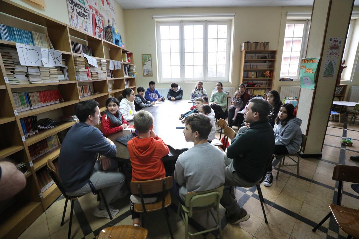 Asamblea de alumnos, profesores y familias en el colegio Cantín y Gamboa de La Caridad.
