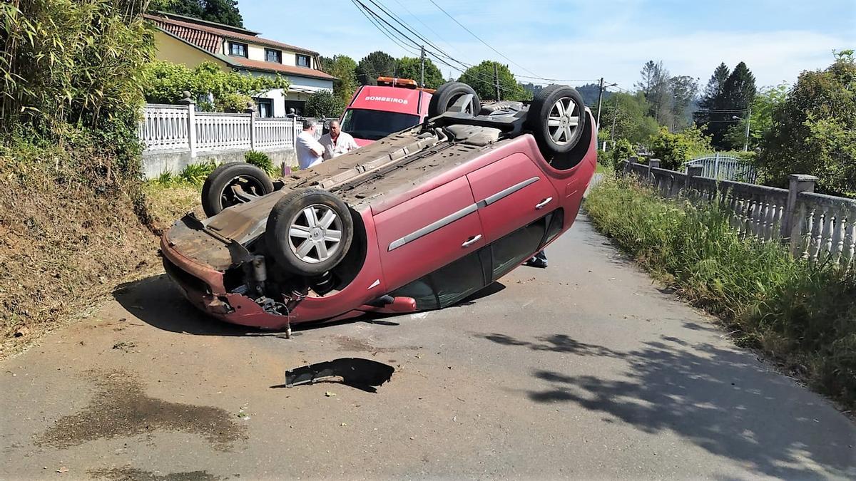 Vehículo volcado esta mañana en Meixigo, en Cambre