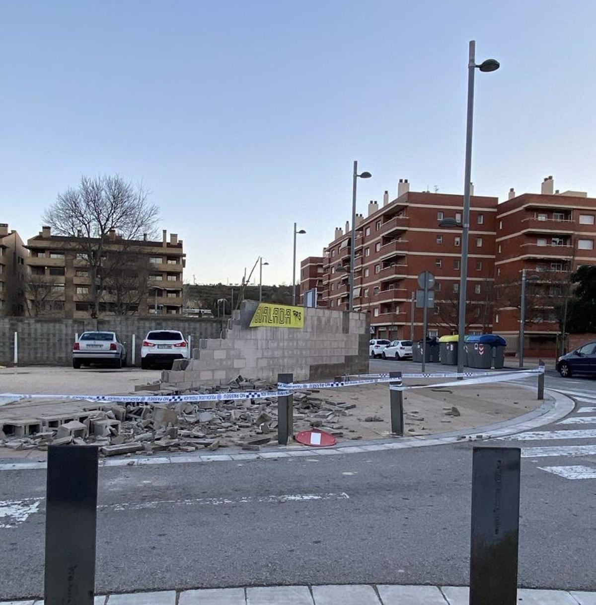 El mur caigut tancava un aparcament a cel obert