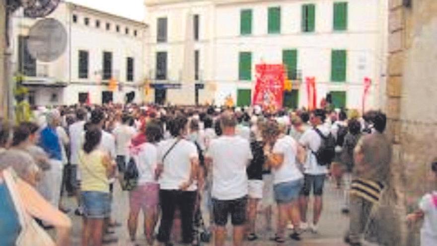 Una imagen de la Plaça de s’Arraval llena de gente.