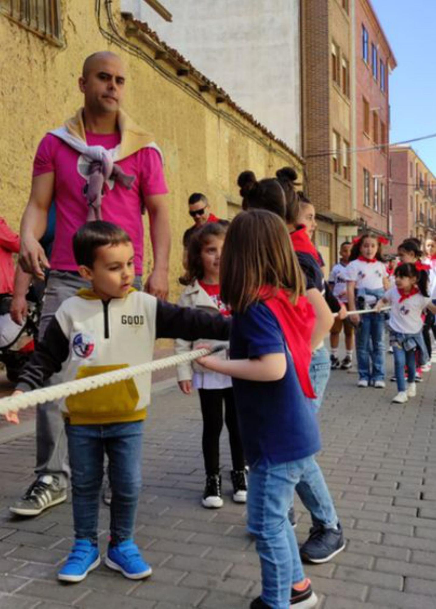 Niños participando en un carretón enmaromado. | E. P.