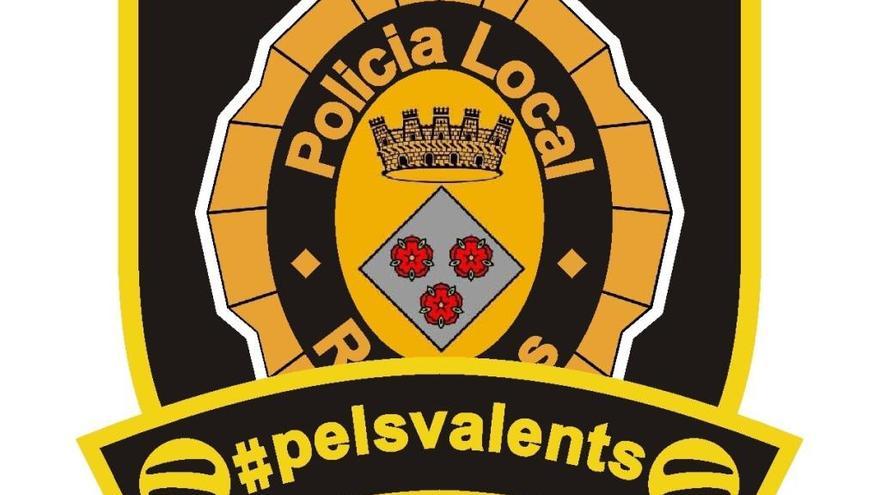 La Policia de Roses ven escuts solidaris per als valents per lluitar contra el càncer infantil