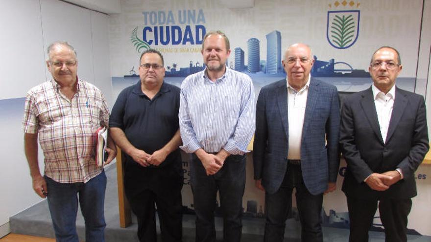 José Eduardo Ramírez (centro), junto a Francisco Trujillo (a su derecha) y varios técnicos.