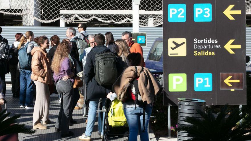 Viajeros en el exterior de la terminal ibicenca 
durante las pasadas fiestas de Navidad. | VICENT MARÍ