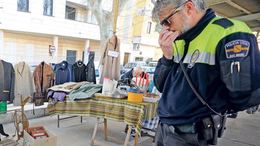 Un agente inspecciona un puesto de venta.