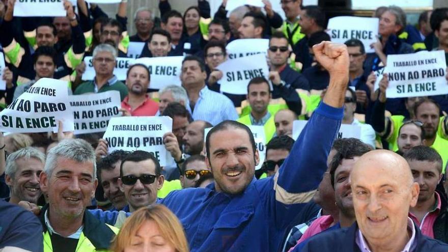 Movilización de trabajadores en defensa de Ence en el pleno de la Diputación del día 4. // R. Vázquez