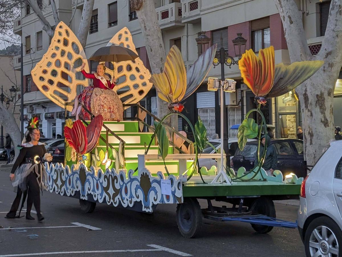 Una imagen de la cabalgata del Ninot de Xàtiva del año pasado.
