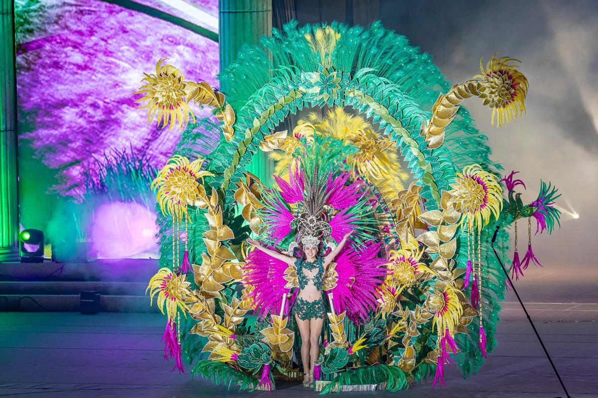 Las reinas y reyes de las comparsas brillan con luz propia durante las cabalgatas.