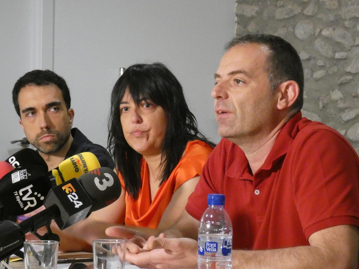 Chantal Pérez, el juny de 2023, acompanyada pel socialista Enric Pérez (dreta) i el cupaire Dani Vilaseca (esquerra) en ser proposada com a alcaldessa.