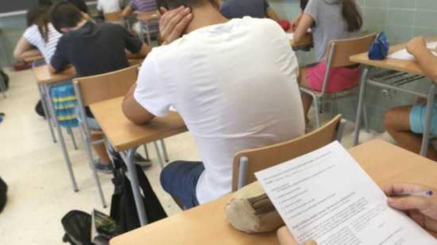 Estudiantes de Secundaria realizando un examen, en una imagen de archivo.