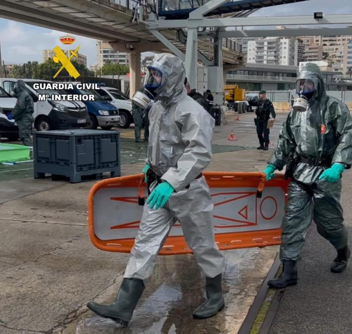 Los agentes durante el simulacro.